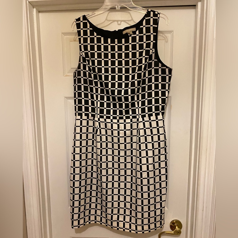 Banana Republic Women’s Sleeveless Dress. Size 14. Colors black and white.